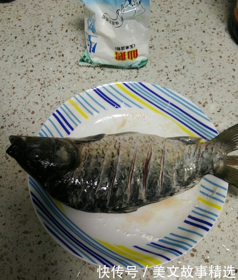 易学|无保留分享《煎焖鲫鱼》的做法,香味浓郁,做法简单易学