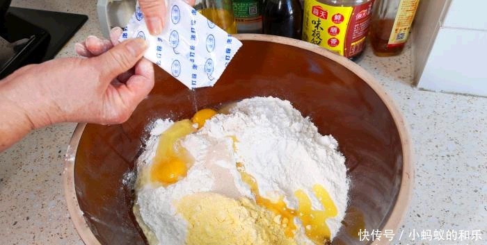  朋友|炸油条时，有人加鸡蛋，有人加泡打粉，其实都不对，教你正确做法