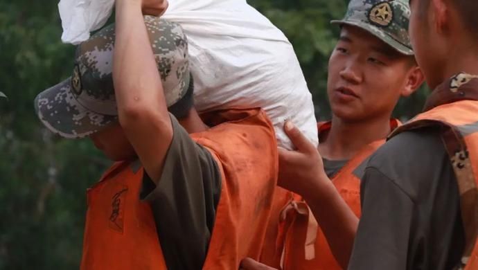  勇士|这，就是抗洪勇士们的肩膀，坚如铁、硬如钢！