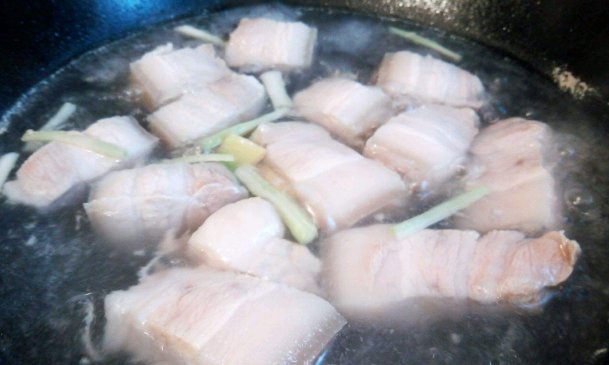 很大|猪肉去腥，腌制还是焯水？大厨：区别很大，做对了猪肉又嫩又香