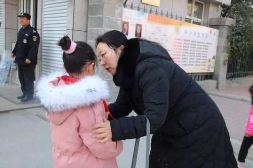  差点|女孩在商场与父母走散，再见时已大变模样，爸妈看到时差点认不出