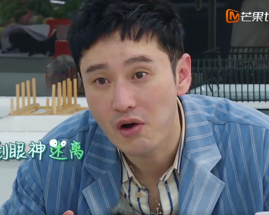  中餐厅|《中餐厅》黄晓明搬箱子累的满头大汗，“脱妆”后看清颜值：差点认不出