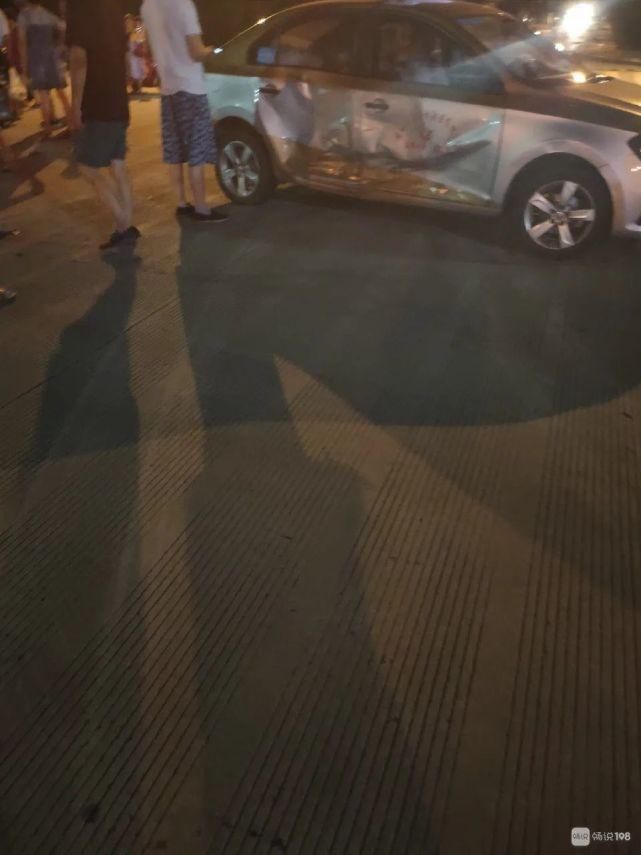  红绿灯|砰一声！双塔路出事了，安全气囊都弹出，车头全烂了