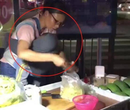  全职妈妈|女子夜市摆摊，胸前挂一物，看清楚后网友纷纷评论：当妈不易