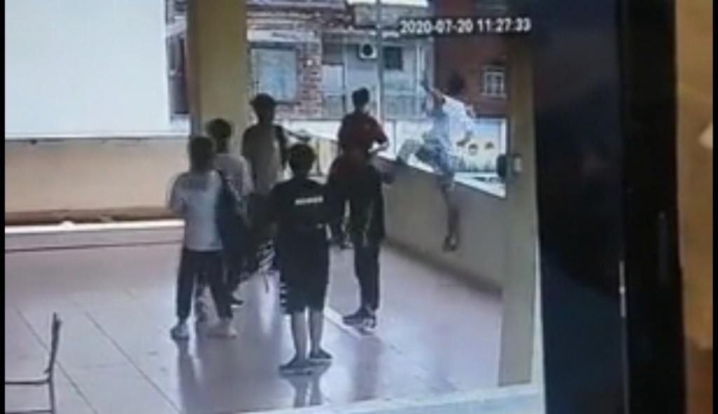  中学生|中学生楼道里模仿科比转身后仰跳跃投篮，身体翻出护栏意外坠楼