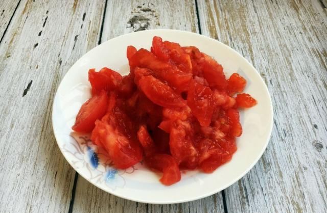  道菜|大厨带来花菜新吃法，3种蔬菜加1把盐炒一大盘，营养美味好下饭