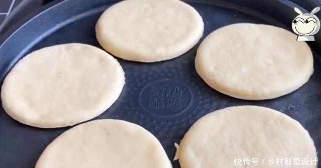 松软|山药别炒的吃了,加2个鸡蛋教你做养胃小饼,松软香甜凉了也不硬