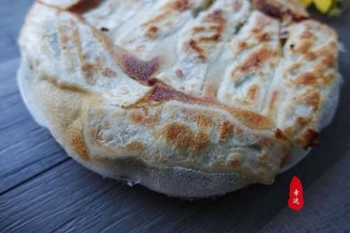 酥脆|酥脆鲜美的锅贴上桌了,皮儿颜色金黄有嚼劲,平时我就爱吃馅儿