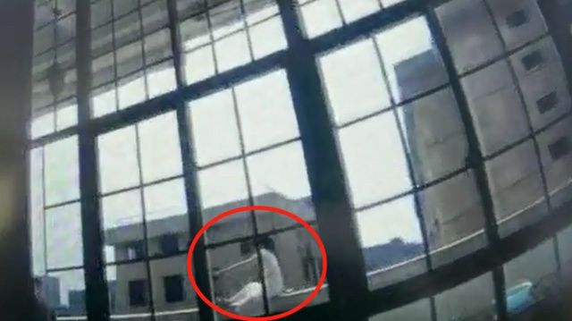 急速|加盟微商退钱不成，女子手持剪刀坐上3楼栏杆，多亏民警急速救援