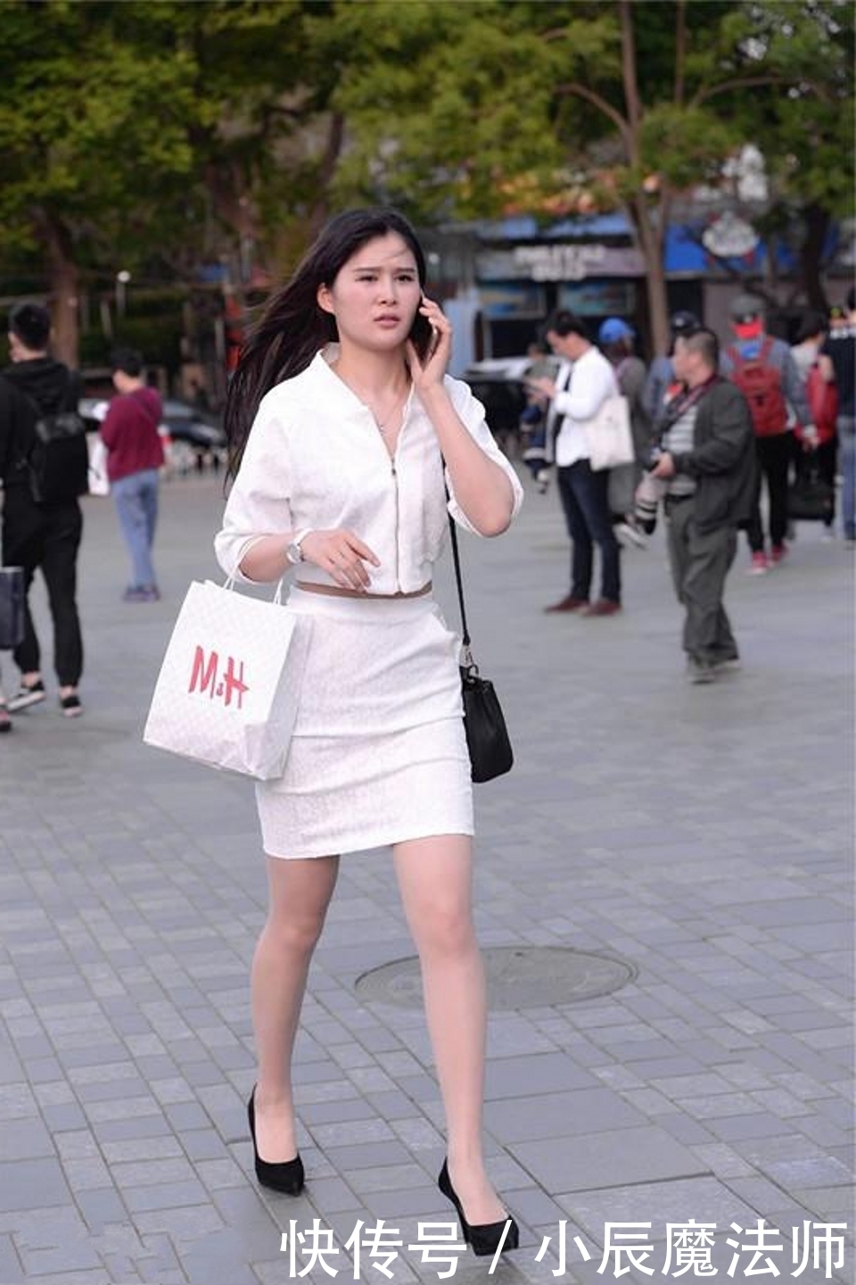 头发|路人街拍，美女撩头发的姿势，看上去十分的让人心动