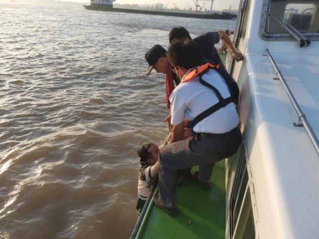  人员|落水者险沉江底 海事人员紧急施救