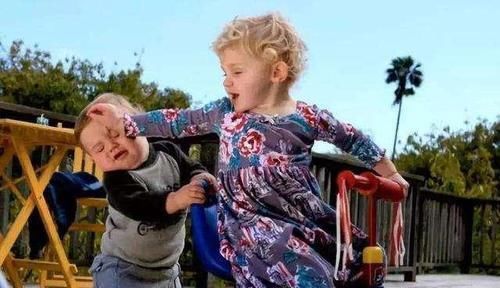  叫好|“踢回去！”6岁女儿被同学踢了，宝妈的动作让网友叫好