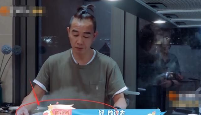 应采|新生日记:陈小春端一锅热水,看到让应采儿做的事,她可是孕妇啊