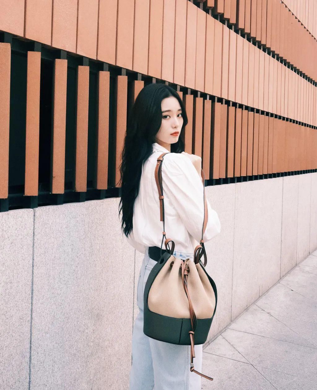  小姐姐|长腿萌妹！这个领队有、好看！王仕鹏身边的小姐姐是谁？