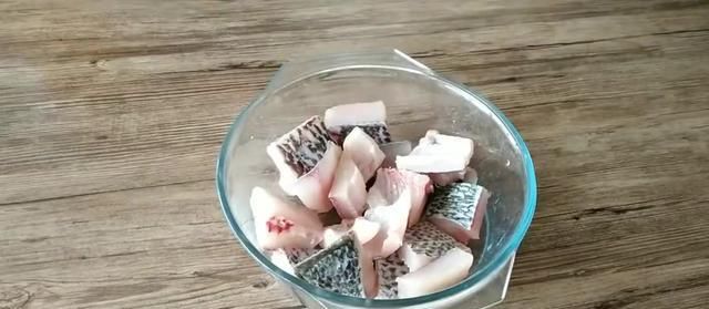  好吃|罗非鱼这样最好吃，不用煮、不用炖，加点辣椒面香脆可口