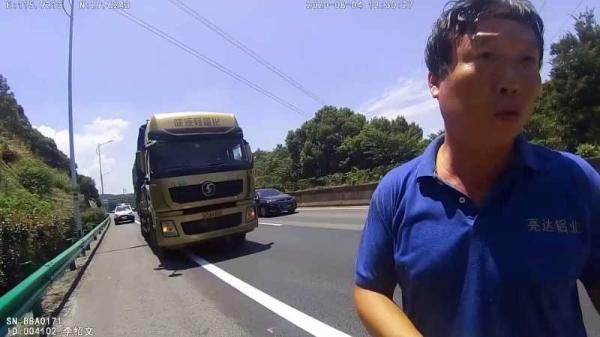  断后|客车抛锚高速公路众人施救　大货车“断后“掩护以防被追尾
