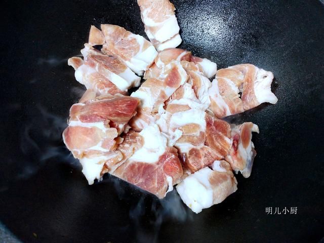 明儿|秋天多吃肉，老妈教我新做法，简单脆香少油脂，解馋不长膘