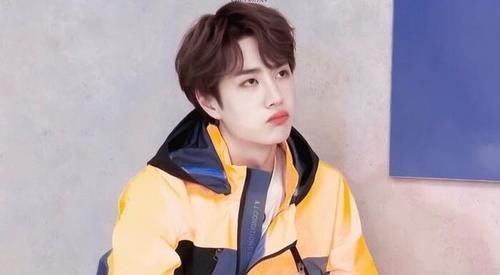  摔滑板|真性情or太暴躁，王一博激动时摔凳子，街舞文化里还有这元素？