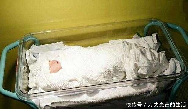  摄像头|男子在家中帮未婚妻接生, 全程用摄像头记录