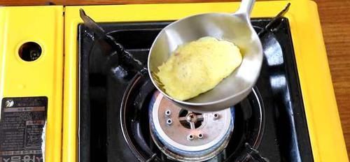  家用|想吃蛋饺不要买，教你自己在家用勺子做蛋饺，做法简单