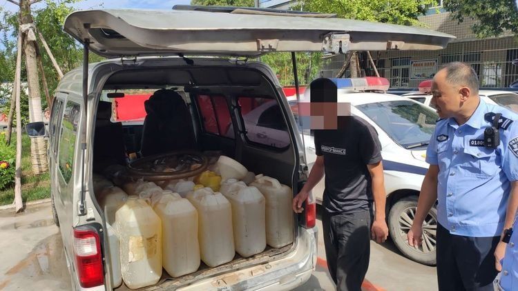  汽油|惊出一身汗！14桶汽油藏于面包车 幸亏交警及时发现
