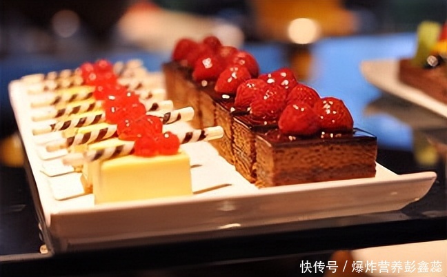 皮肤不好需要戒掉什么食物(这4种伤害皮肤的食物，有很多人都喜欢吃，你要努力戒掉了)