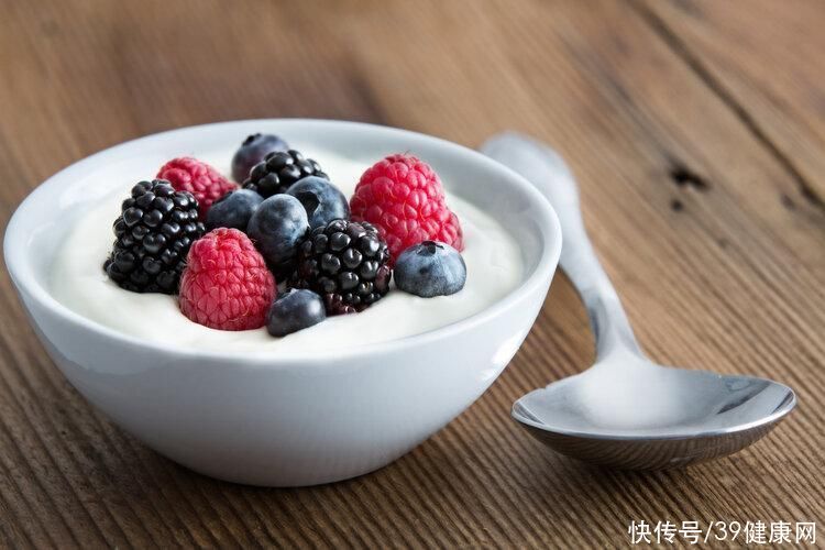 老人经常喝牛奶与不喝牛奶差别(老人经常喝牛奶与不喝牛奶，有什么不同？对比差异，告诉你大实话)