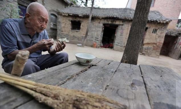  老人|捡破烂老人1.8万积蓄被偷，报案查明身份后，惊动军方领导