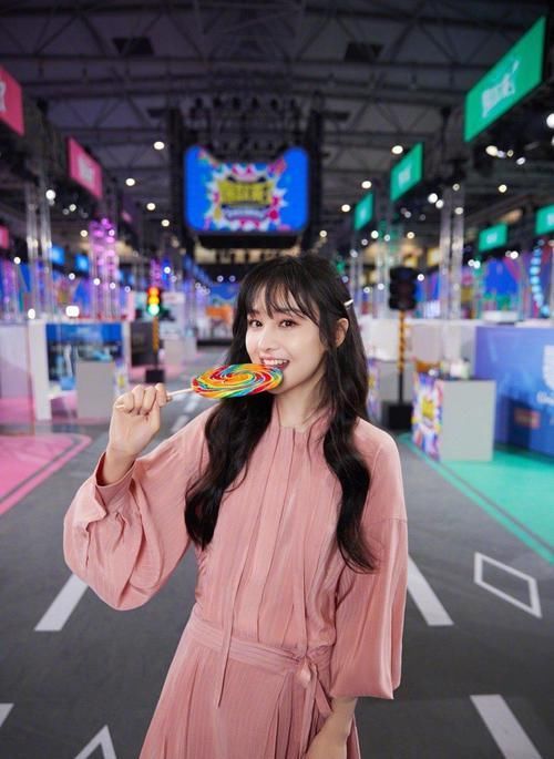  连衣裙|郑爽穿粉色连衣裙配白色长袜甜美温柔，手拿超大彩虹棒棒糖好俏皮