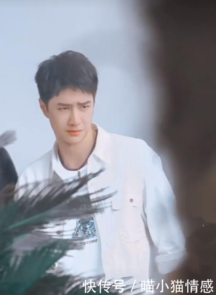  录制|王一博开始录制《天天向上》，穿白色外套太阳光，眉头紧皱心情不佳