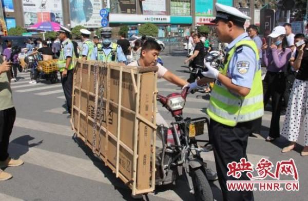 非机动车|持续净化银基周边交通环境 郑州交警三大队开展交通违法综合治理行动