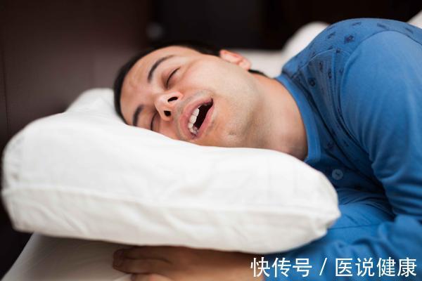 腰间盘突出睡觉时腰下能垫东西吗(腰间盘突出患者，睡觉时要注意这3个事项，或能改善不适)