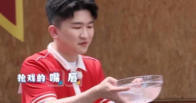  友都觉得|蔡徐坤见到水太开心，迫不及待跳进泳池，谁注意到张大大的反应？