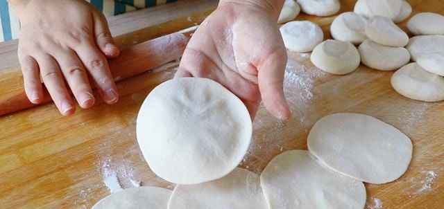  翠绿|韭菜素包子，还是这做法最好吃，韭菜翠绿不变色，松软鲜嫩超解馋