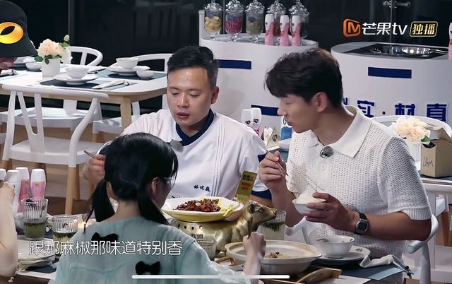  王牌|《中餐厅第四季》赵丽颖做“炊烟小炒黄牛肉”，黄晓明拍照点赞