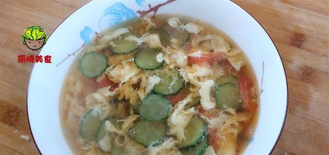  试试|黄瓜别凉拌了，试试这做法，淋入2个鸡蛋，营养又鲜嫩，太美味了