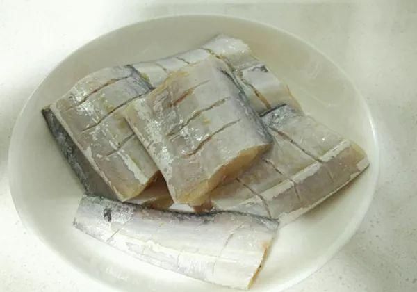  教你做|教你做蒜香椒盐带鱼，看着就很有食欲！