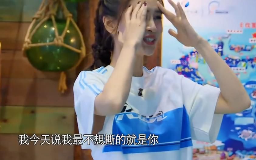  常在|化妆师爆料Baby口红沾牙发内幕，为何常在跑男出现，在其他节目却不会？