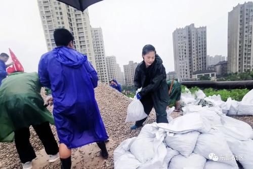  女兵|这个女兵了不起，休假期间转战多个点位抗洪！