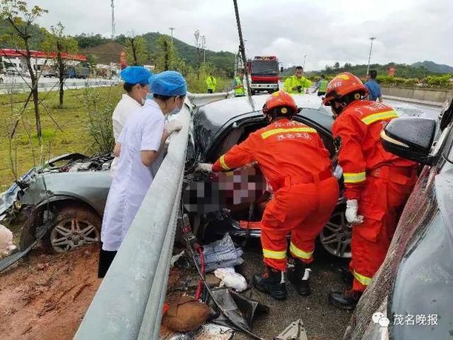  车祸|汕湛高速电白段发生车祸，两小车猛烈相撞，车头损毁严重！