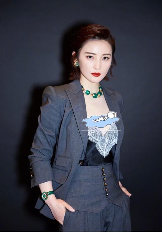 蒋勤勤|真是被蒋勤勤美到了，“马甲”就腰上有一块，配着缎面蕾丝更抢镜