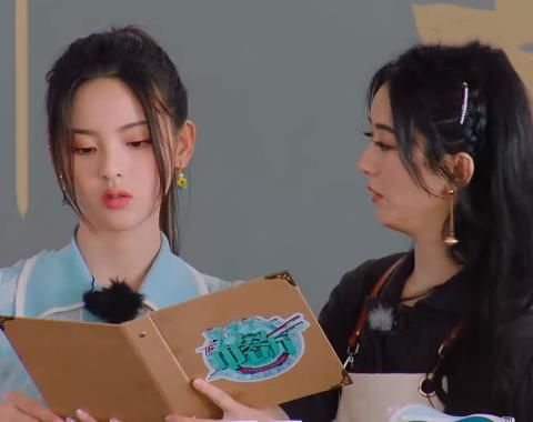  招待|杨超越入职《中餐厅》，赵丽颖热情招待，谁注意到黄晓明的举动