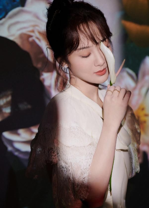  终于|终于等到杨紫化眼妆！形象大变如“整容”，减肥后美出新高