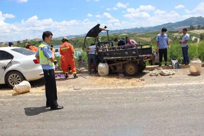  驾驶|文山三鑫技术学院路段发生交通事故，一驾驶人被困