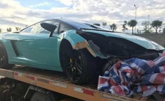  不见踪影|兰博基尼凌晨撞飞隔离栏，铁栏杆穿玻璃！事发后司机不见踪影