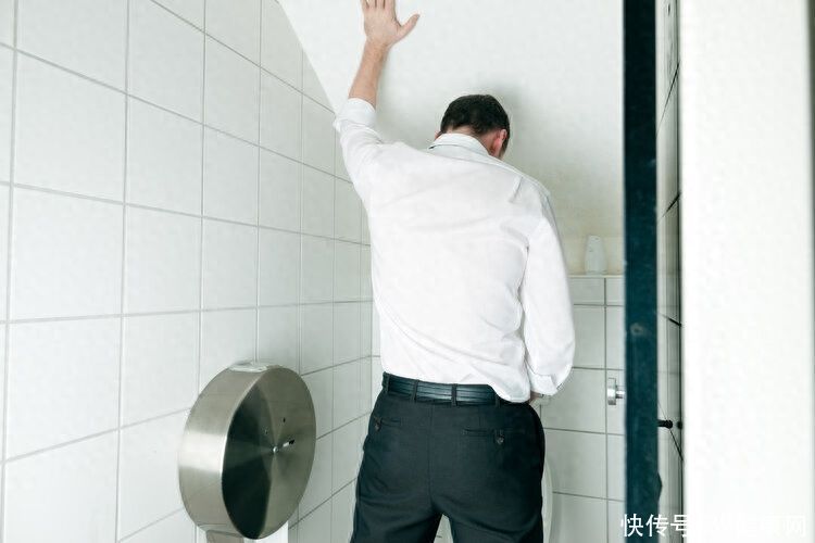 排尿很黄、异味很重？身体向你暗示了6件事，可能与疾病有关2023