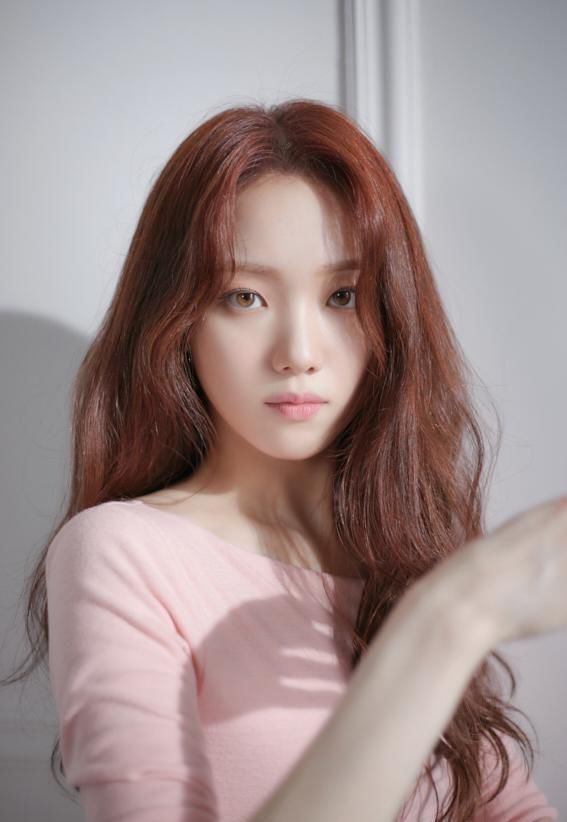 粉色|李圣经太扛“老”，30岁还拥有牛奶肌，红棕发色配粉色穿搭好少女