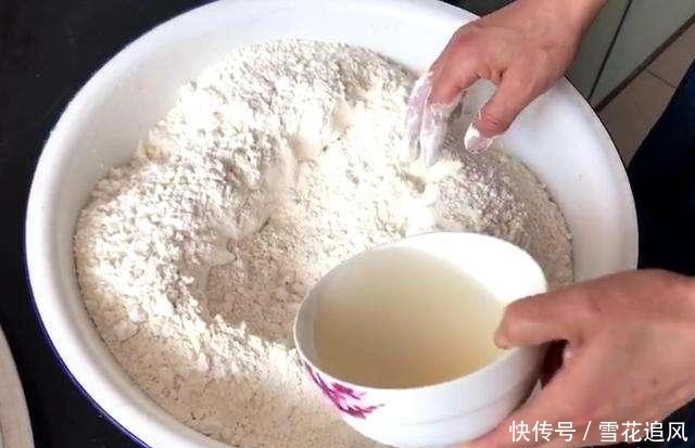 炸油条|炸油条,用泡打粉,用小苏打,都不对!这才是炸油条的正确做法