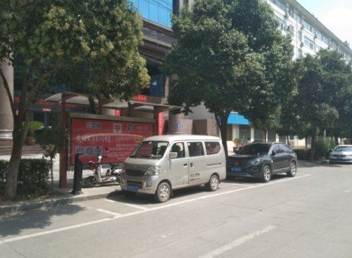 停车位|市民反映公交站牌下划停车位存隐患，商州交警：正逐步排查中