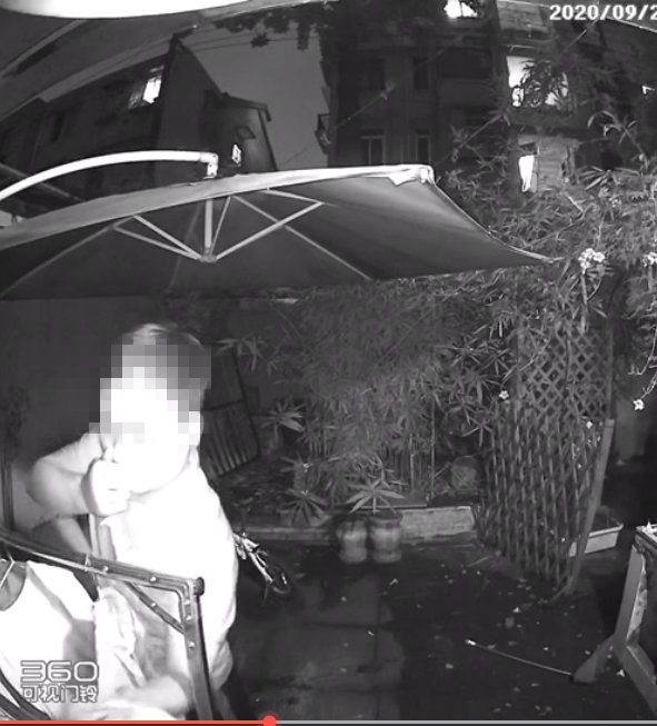捂着|无语！偷女子晒在院子里的内裤只为恶作剧，还捂着嘴巴“躲”监控